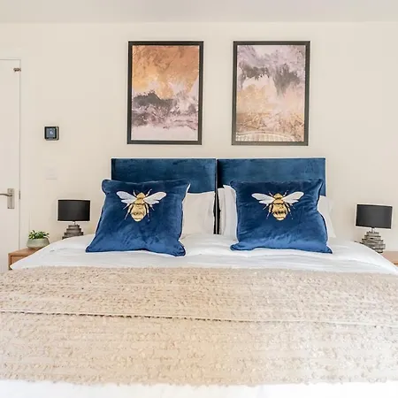4 Bedroom Contractor & Family In * Bristol
