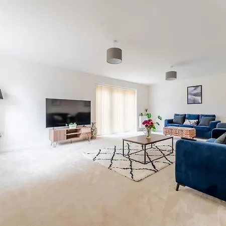 4 Bedroom Contractor & Family In *