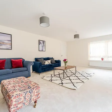 4 Bedroom Contractor & Family In *