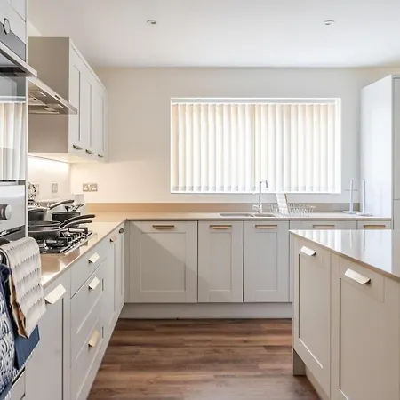 4 Bedroom Contractor & Family In Bristol