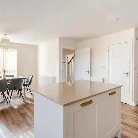 Hébergement de vacances 4 Bedroom Contractor & Family In *