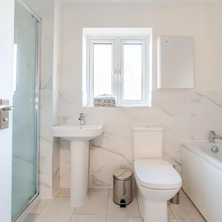 4 Bedroom Contractor & Family In