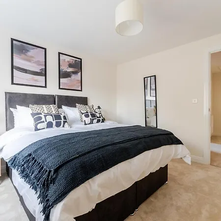 4 Bedroom Contractor & Family In * Bristol