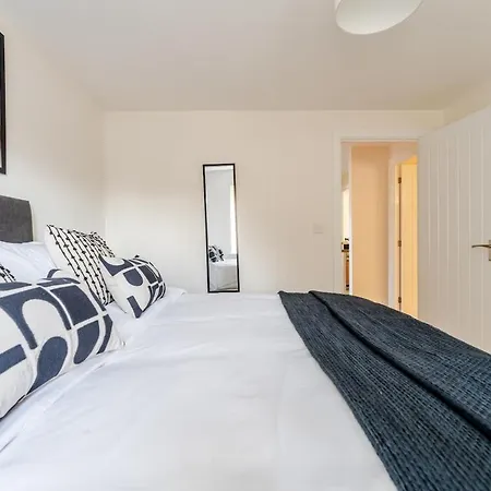 4 Bedroom Contractor & Family In *