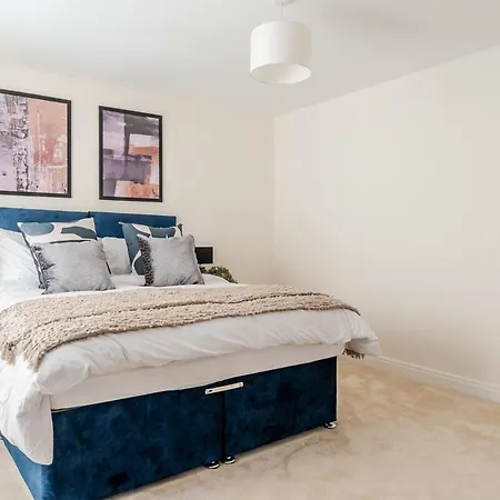 Hébergement de vacances 4 Bedroom Contractor & Family In