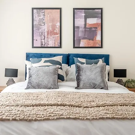 4 Bedroom Contractor & Family In Hébergement de vacances *