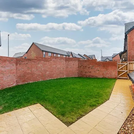 4 Bedroom Contractor & Family In